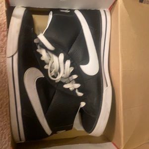 Men's size 11 Black Nikes